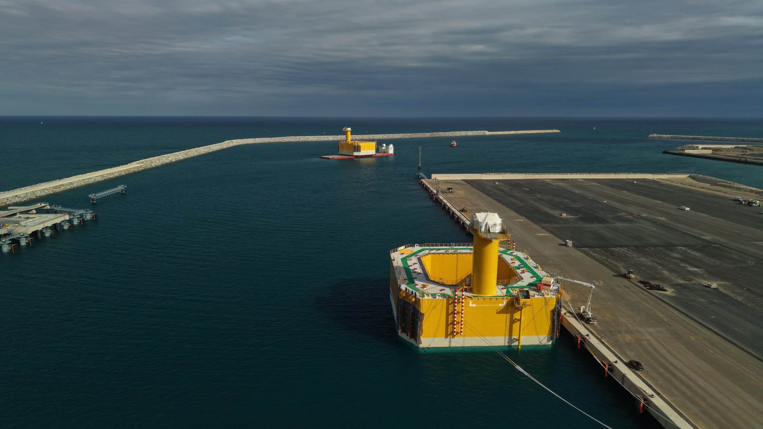 Projet Eolmed opération de mise en flottaison sur le port de Port-La Nouvelle