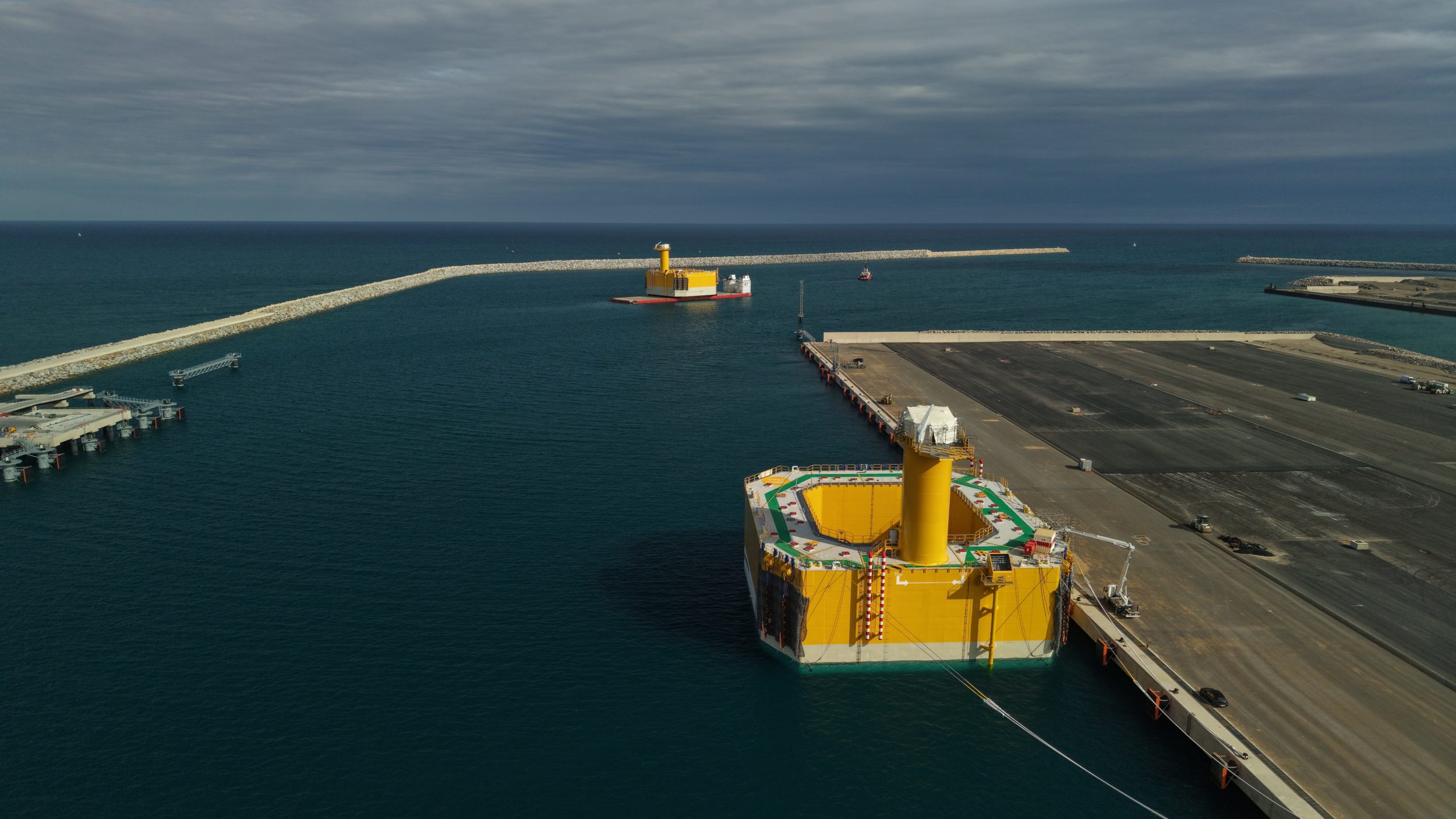 Projet Eolmed opération de mise en flottaison sur le port de Port-La Nouvelle