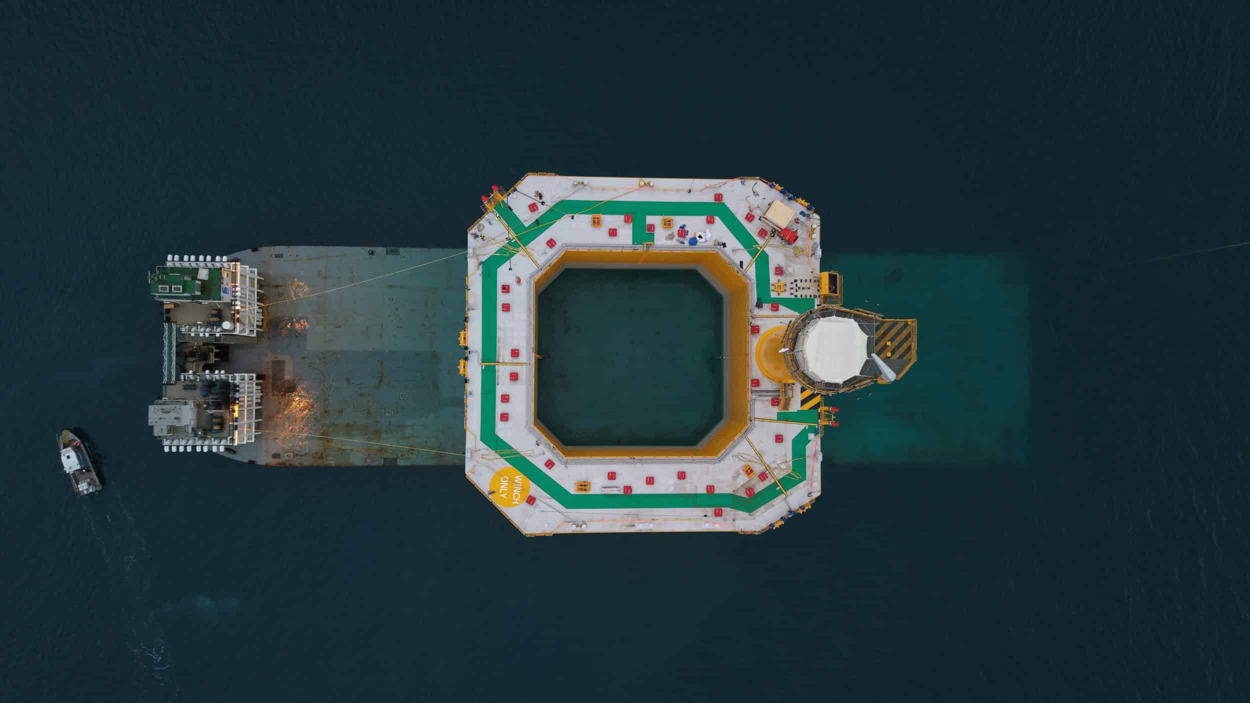 Photo de la mise en flottaison d'un flotteur du projet éolien flottant Eolmed